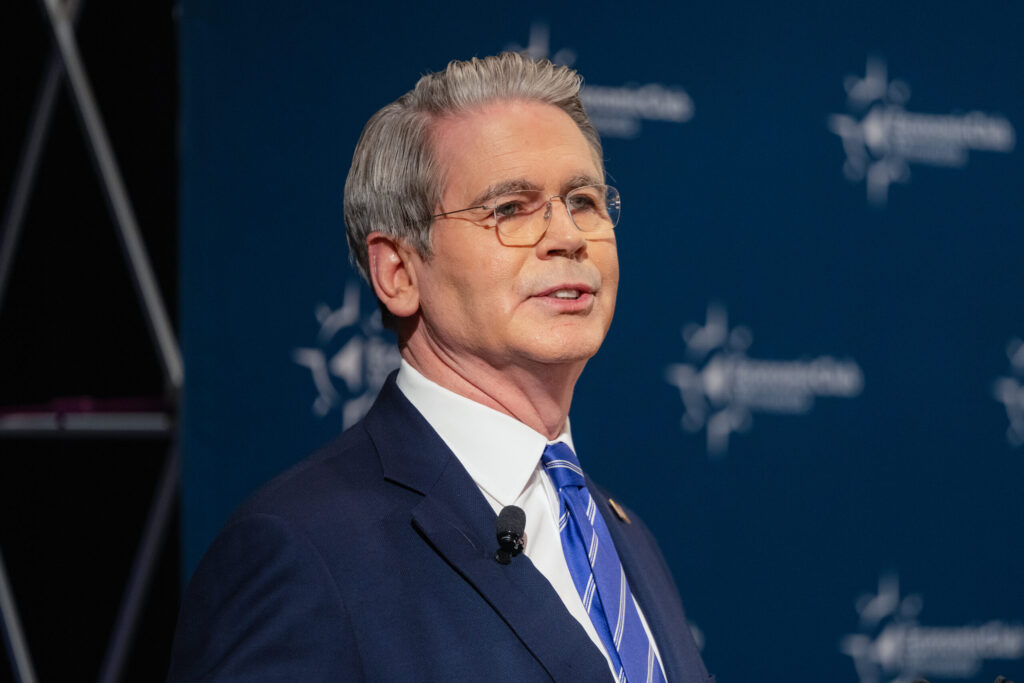 Bessent Says Hormuz Ships Insurance Program to Start Soon