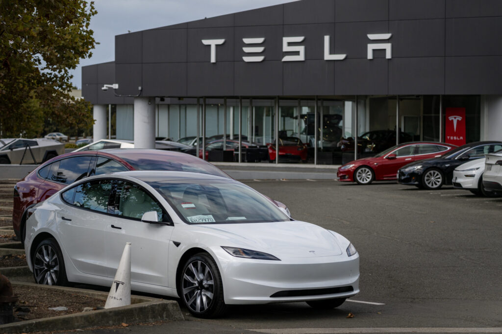 Deadly Tesla Crash Spurs Investigation by US Auto Safety Agency Deadly Tesla Crash Spurs Investigation by US Auto Safety Agency